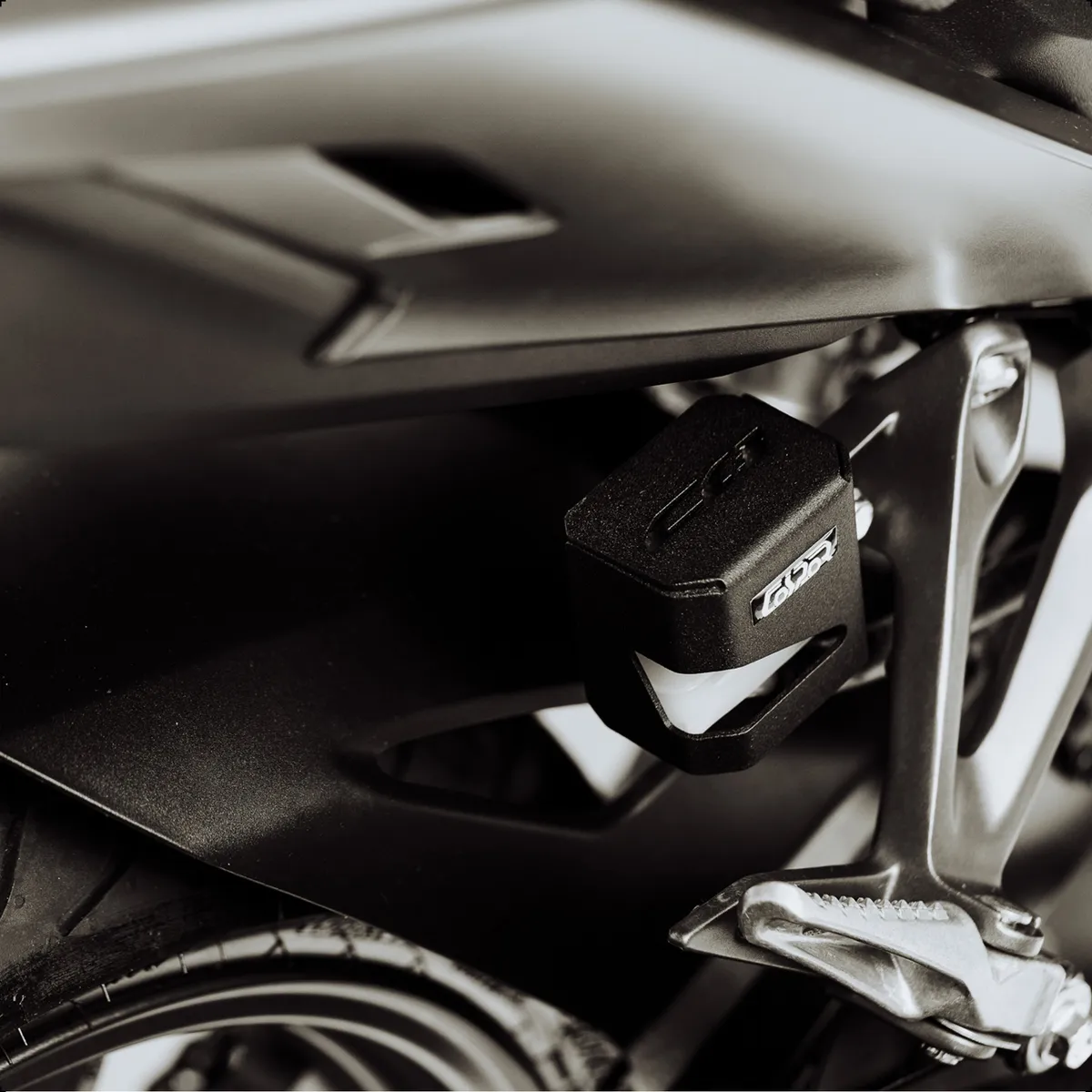 PROT. DEP. LIQ. FRENO TRASERO HONDA CB 300 F - Image 2