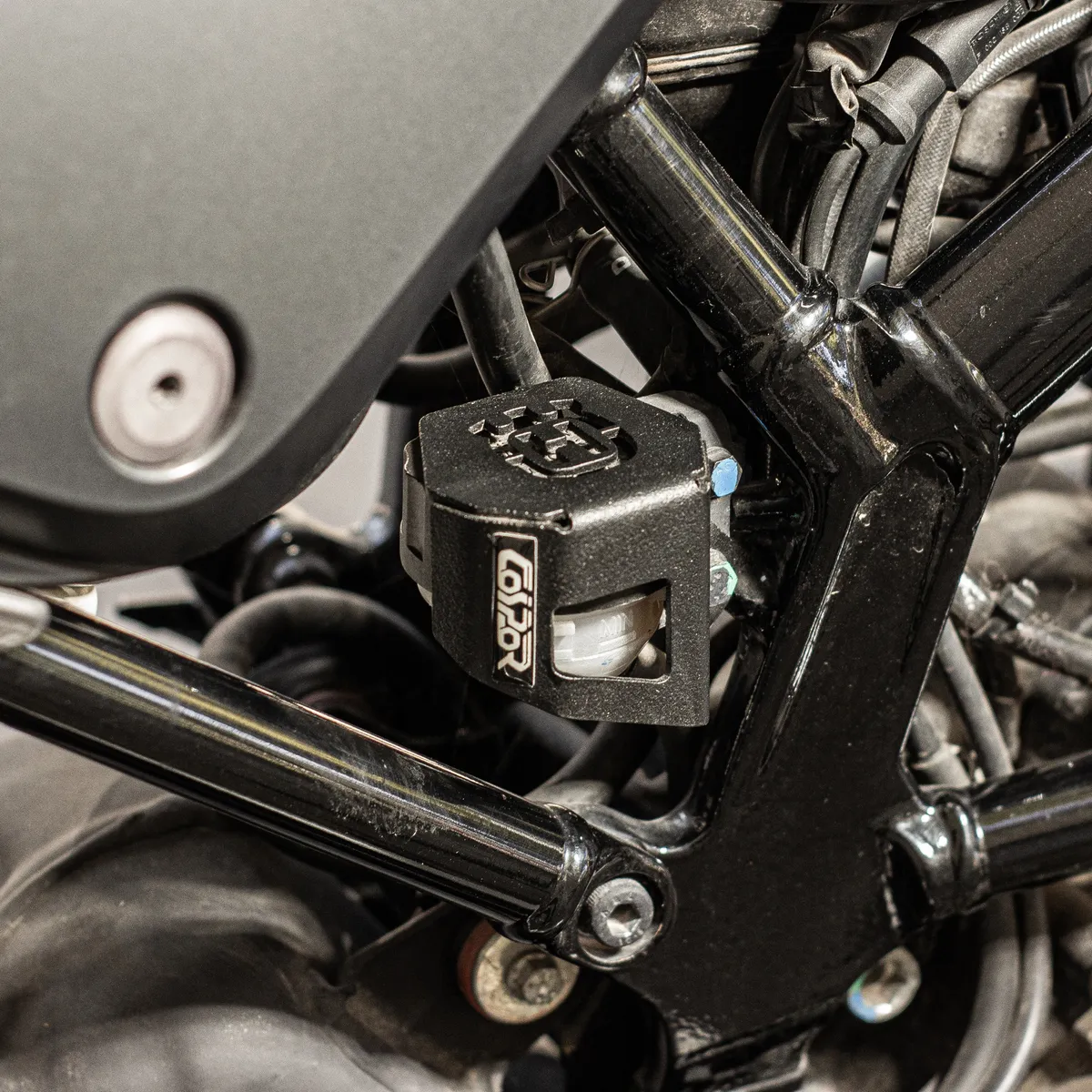 PROT. DEP. LIQ. FRENO TRASERO HUSQVARNA SVARTPILEN 200/401 - Image 2