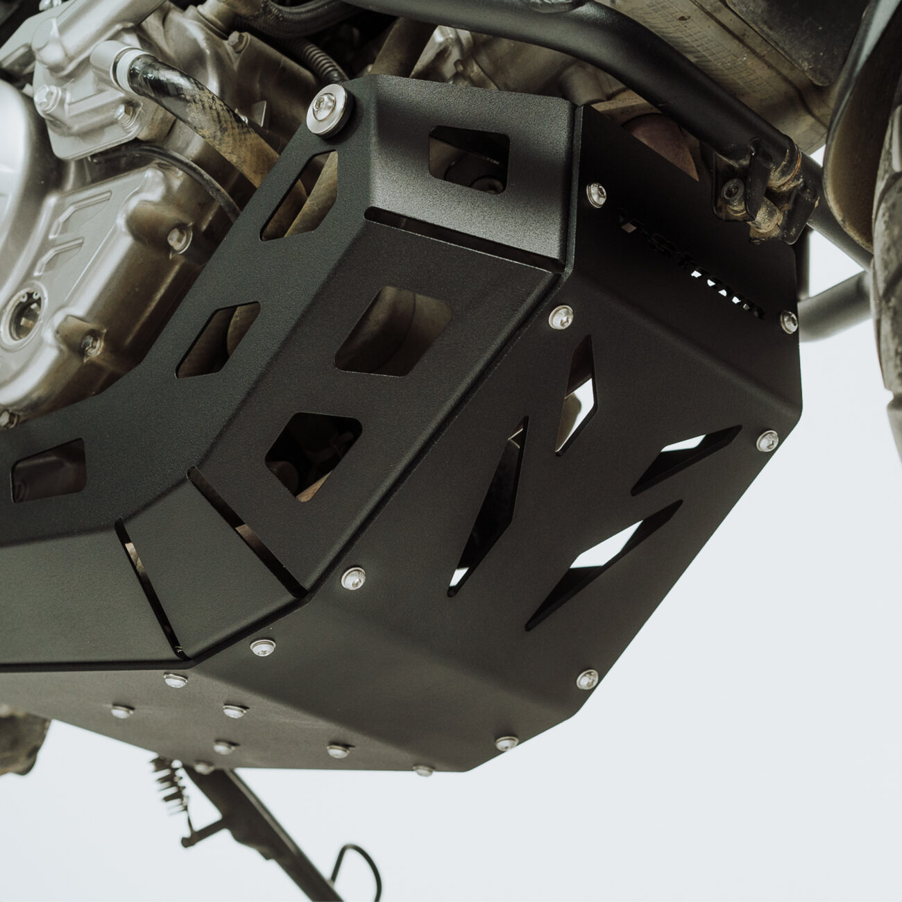 CUBRE CARTER SUZUKI VSTROM 650 XT / DL ABS NEGRO - Image 5