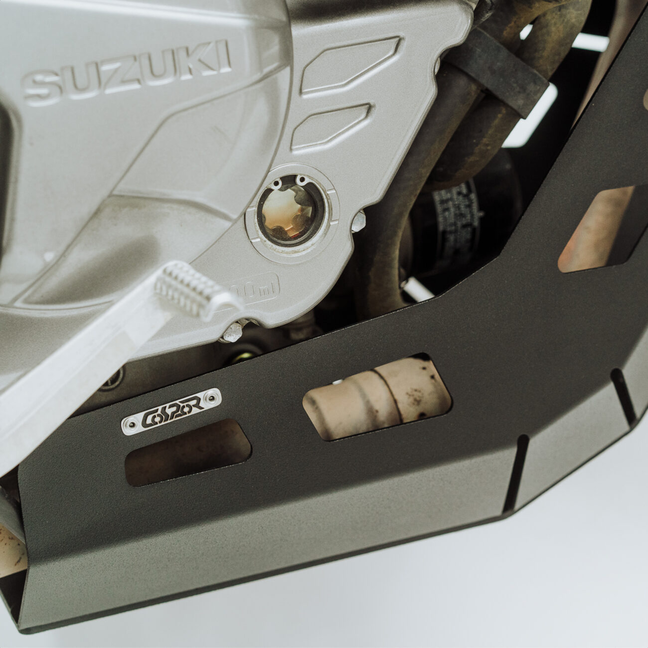 CUBRE CARTER SUZUKI VSTROM 650 XT / DL ABS NEGRO - Image 6