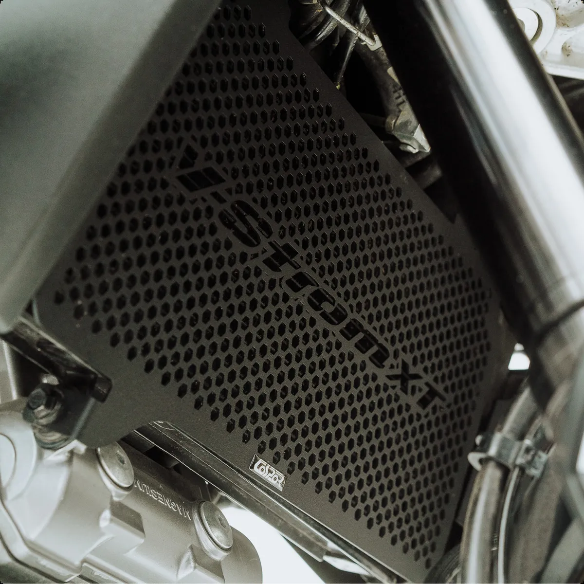 CUBRE RADIADOR SUZUKI V STROM 1000 XT - Image 2