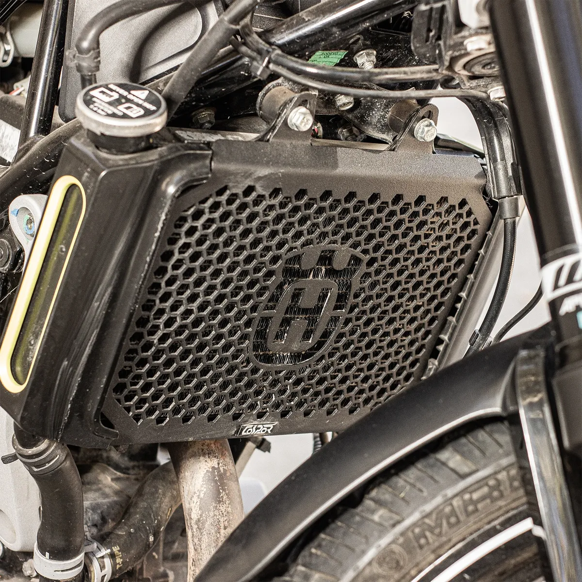 CUBRE RADIADOR HUSQVARNA SVARTPILEN 201 - Image 2