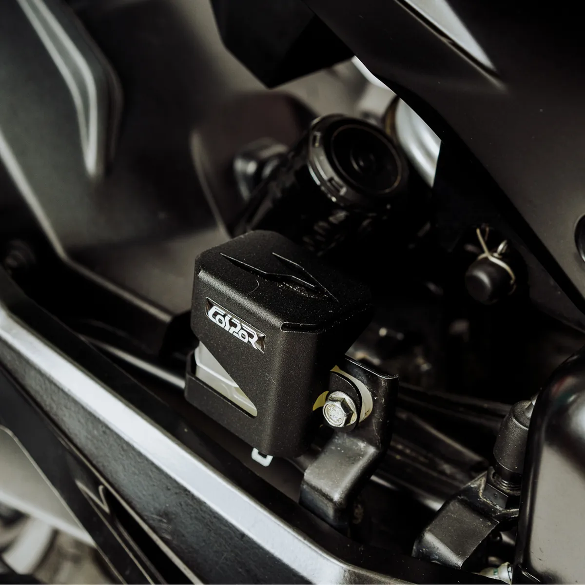 PROTECTOR CUBETA FRENO DOMINAR 400 UG - Image 5