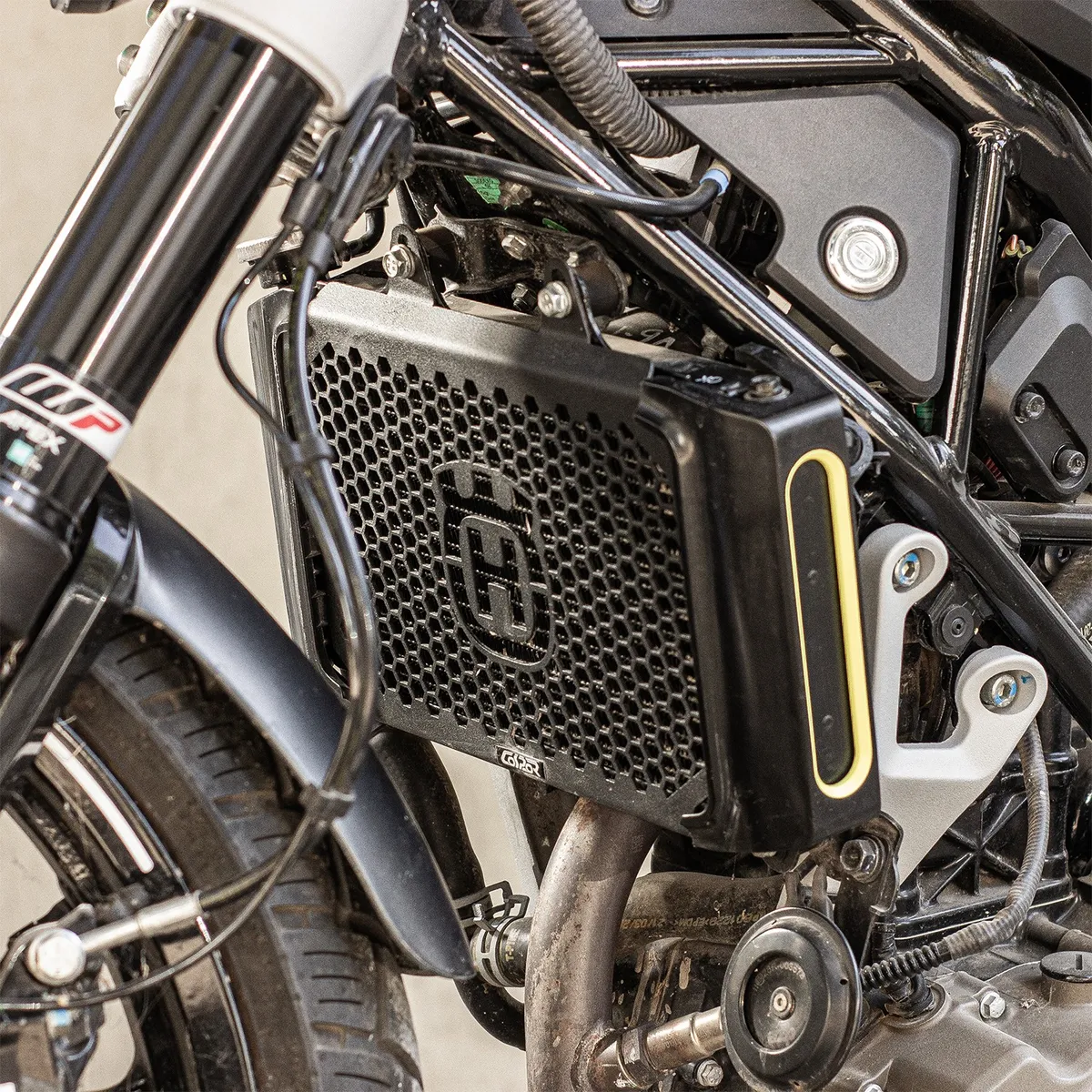 CUBRE RADIADOR HUSQVARNA SVARTPILEN 201 - Image 4