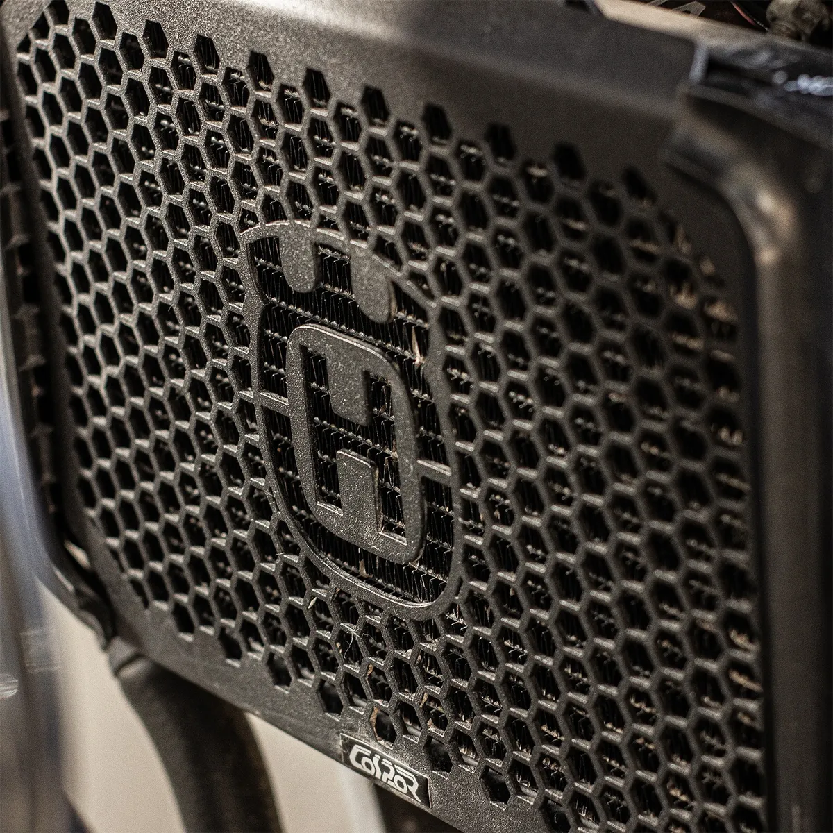 CUBRE RADIADOR HUSQVARNA SVARTPILEN 201 - Image 7